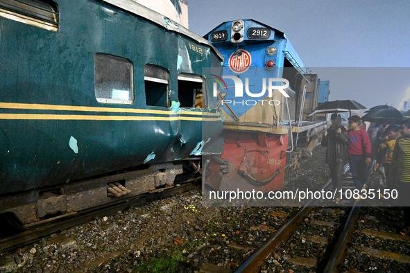 Rescue Workers Carry Out A Rescue Operation After A Passenger Train Collided With A Crane In Dhaka, Bangladesh, On December 7, 2023. At Leas...