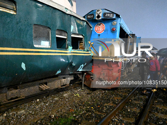 Rescue Workers Carry Out A Rescue Operation After A Passenger Train Collided With A Crane In Dhaka, Bangladesh, On December 7, 2023. At Leas...