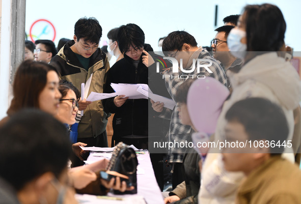 College student job seekers are communicating with representatives of employers at a college employment fair in Fuyang, Anhui Province, Chin...