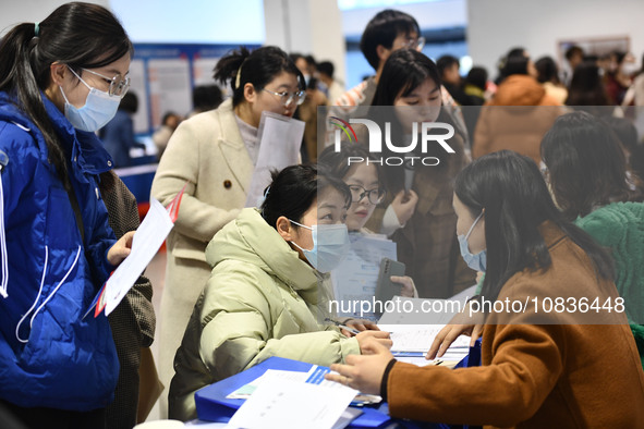 College student job seekers are communicating with representatives of employers at a college employment fair in Fuyang, Anhui Province, Chin...