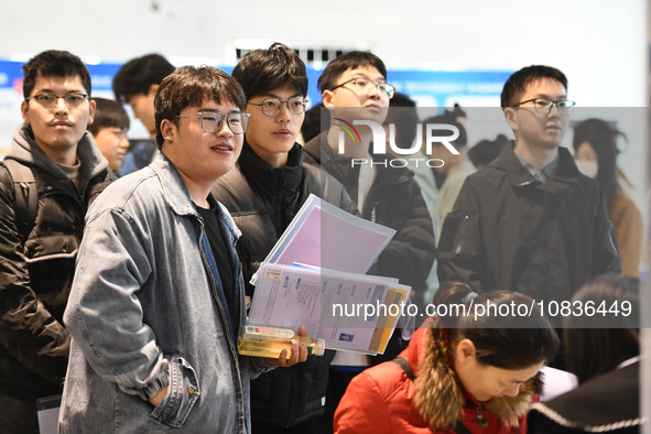 College student job seekers are communicating with representatives of employers at a college employment fair in Fuyang, Anhui Province, Chin...