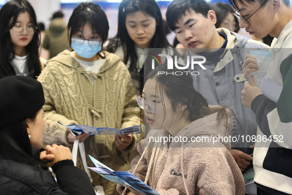 College student job seekers are communicating with representatives of employers at a college employment fair in Fuyang, Anhui Province, Chin...