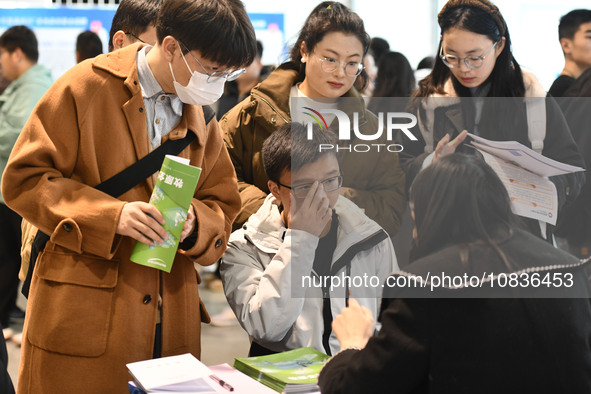 College student job seekers are communicating with representatives of employers at a college employment fair in Fuyang, Anhui Province, Chin...