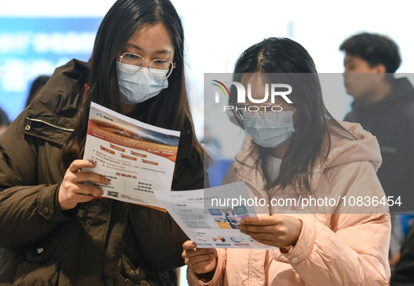 College student job seekers are communicating with representatives of employers at a college employment fair in Fuyang, Anhui Province, Chin...