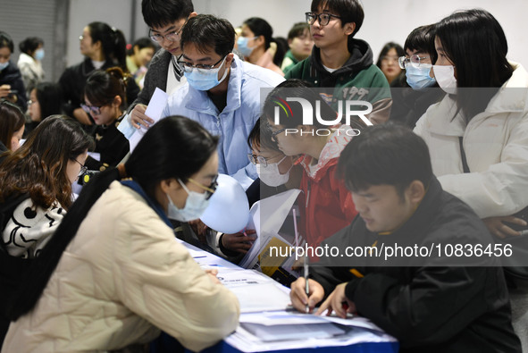 College student job seekers are communicating with representatives of employers at a college employment fair in Fuyang, Anhui Province, Chin...