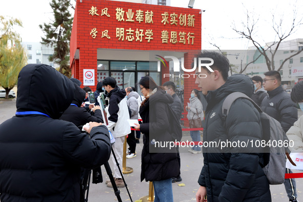 Candidates are taking part in the written test for the 2024 Shandong Provincial Examination for civil servants in Zaozhuang, Shandong Provin...