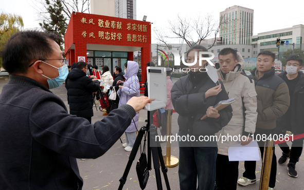 Candidates are taking part in the written test for the 2024 Shandong Provincial Examination for civil servants in Zaozhuang, Shandong Provin...