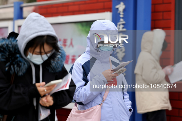 Candidates are taking part in the written test for the 2024 Shandong Provincial Examination for civil servants in Zaozhuang, Shandong Provin...