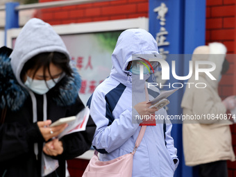 Candidates are taking part in the written test for the 2024 Shandong Provincial Examination for civil servants in Zaozhuang, Shandong Provin...