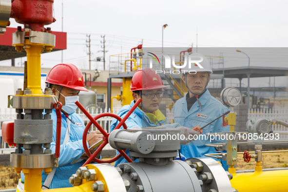 Staff from the gas management department and the gas supply company are jointly checking the safe operation of the gas gate station in Liany...