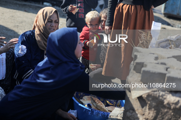 Displaced Palestinians are baking bread in Deir el-Balah, in the central Gaza Strip, on December 19, 2023, amid ongoing battles between Isra...