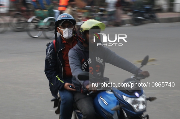 People are wearing protective masks in Dhaka, Bangladesh, on December 20, 2023, as a new Covid variant has been found in Kerala, India. 