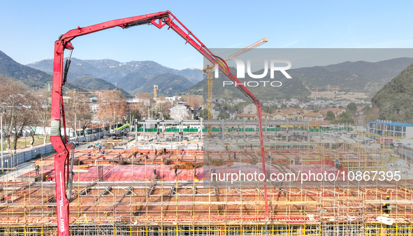 Workers are braving the cold at the construction site of the second phase of the Fuxi Street project in Moganshan town, Deqing County, Huzho...