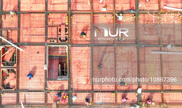 Workers are braving the cold to carry out steel binding operations at the construction site of the Fuxi Street Phase II project in Moganshan...