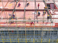 Workers are braving the cold to carry out steel binding operations at the construction site of the Fuxi Street Phase II project in Moganshan...