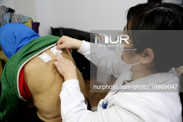 People are posting ''Sanjiu stickers'' at the Traditional Chinese Medicine Hall of Oriental Hospital in Lianyungang, East China's Jiangsu pr...