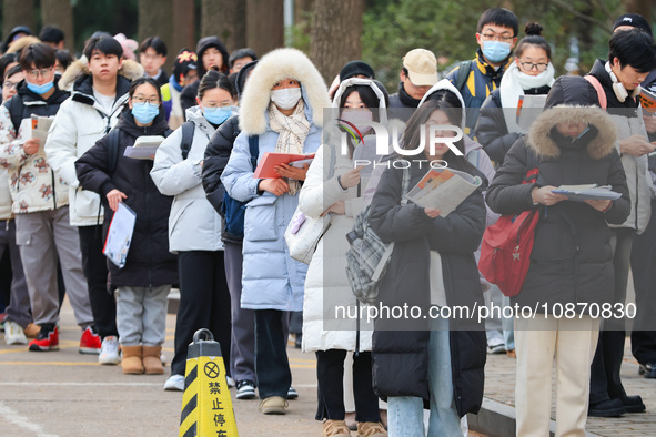 Candidates are preparing for the 2024 national postgraduate entrance examination at the test center of Nanjing Forestry University in Nanjin...