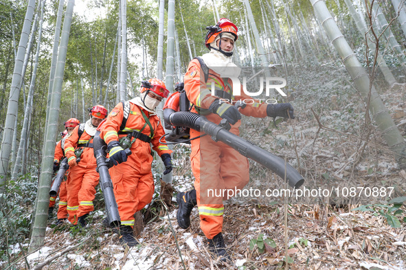 Forest firefighters are conducting a fire prevention and emergency response drill in Dayao village, Moganshan town, Huzhou city, Zhejiang pr...