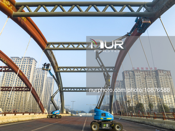 Construction workers are polishing, painting, and maintaining the Zhenxing Bridge in Donghai County, Lianyungang City, Jiangsu Province, Chi...