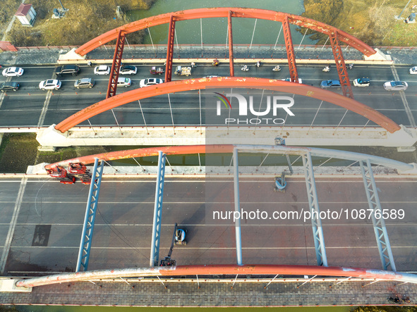 Construction workers are polishing, painting, and maintaining the Zhenxing Bridge in Donghai County, Lianyungang City, Jiangsu Province, Chi...