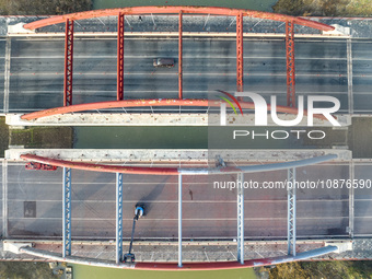 Construction workers are polishing, painting, and maintaining the Zhenxing Bridge in Donghai County, Lianyungang City, Jiangsu Province, Chi...