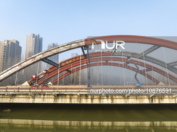 Construction workers are polishing, painting, and maintaining the Zhenxing Bridge in Donghai County, Lianyungang City, Jiangsu Province, Chi...