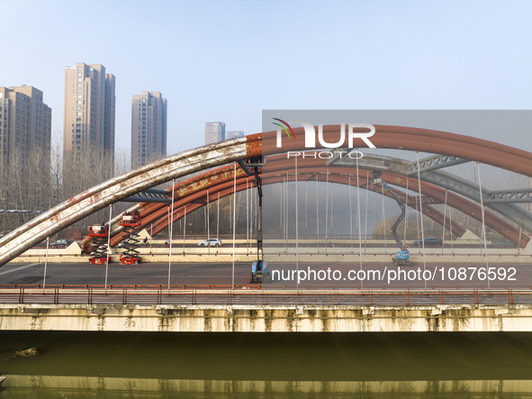 Construction workers are polishing, painting, and maintaining the Zhenxing Bridge in Donghai County, Lianyungang City, Jiangsu Province, Chi...