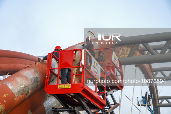 Construction workers are polishing, painting, and maintaining the Zhenxing Bridge in Donghai County, Lianyungang City, Jiangsu Province, Chi...