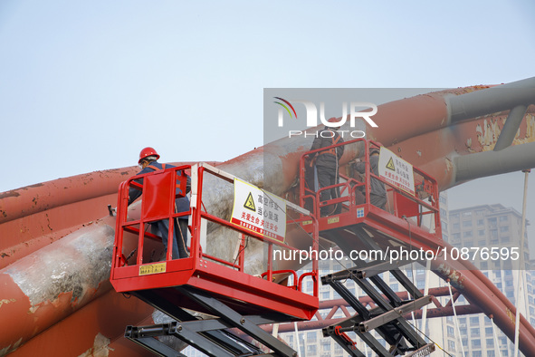 Construction workers are polishing, painting, and maintaining the Zhenxing Bridge in Donghai County, Lianyungang City, Jiangsu Province, Chi...