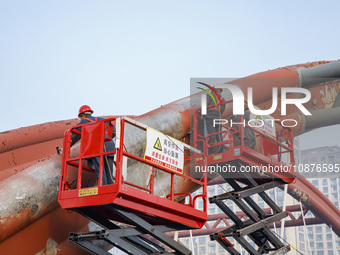 Construction workers are polishing, painting, and maintaining the Zhenxing Bridge in Donghai County, Lianyungang City, Jiangsu Province, Chi...