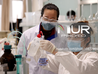 Two graduate students are researching and developing chemical products in a laboratory of a private chemical enterprise in Xiwangzhuang Town...