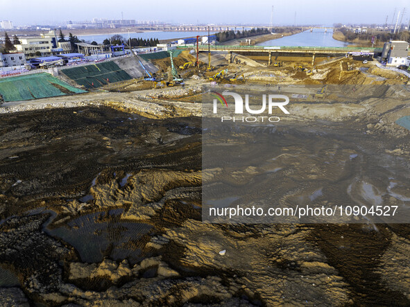 Workers are working at the construction site of the Yundong Gate rescue and reinforcement project east of the intersection of the Subei Irri...