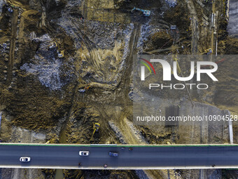 Workers are working at the construction site of the Yundong Gate rescue and reinforcement project east of the intersection of the Subei Irri...