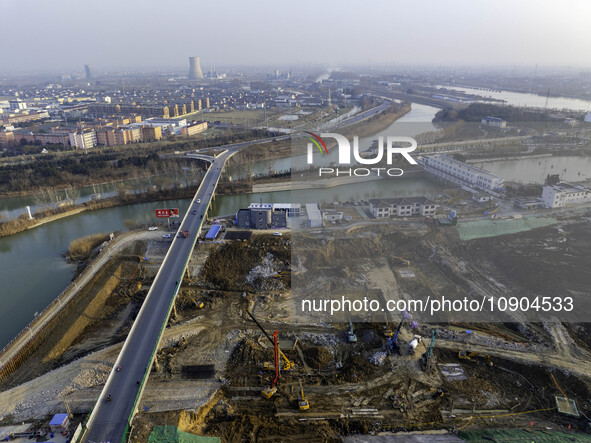 Workers are working at the construction site of the Yundong Gate rescue and reinforcement project east of the intersection of the Subei Irri...