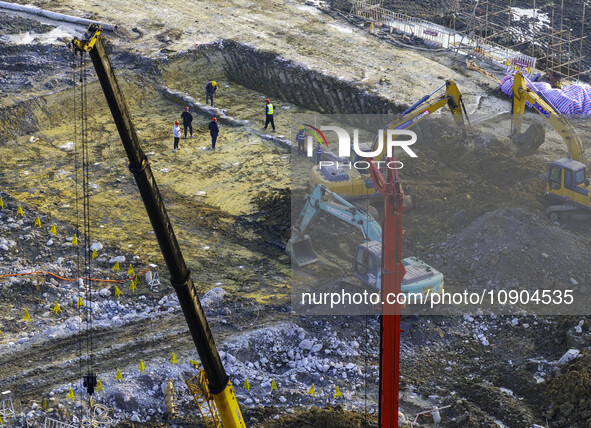 Workers are working at the construction site of the Yundong Gate rescue and reinforcement project east of the intersection of the Subei Irri...