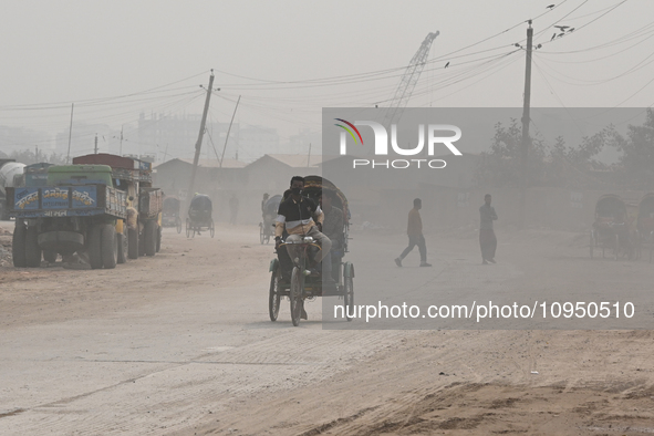 People Make Their Move In A Dusty Busy Road In Dhaka City, Bangladesh, On January 30, 2024. Dhaka City's Air Was Classified As 'very Unhealt...