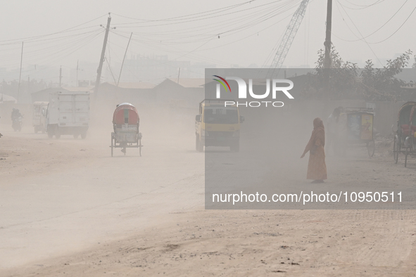 People Make Their Move In A Dusty Busy Road In Dhaka City, Bangladesh, On January 30, 2024. Dhaka City's Air Was Classified As 'very Unhealt...