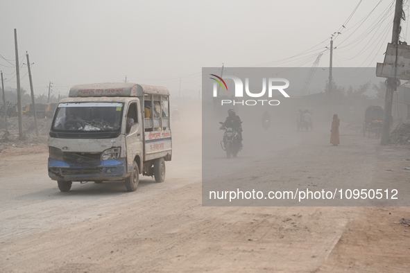 People Make Their Move In A Dusty Busy Road In Dhaka City, Bangladesh, On January 30, 2024. Dhaka City's Air Was Classified As 'very Unhealt...