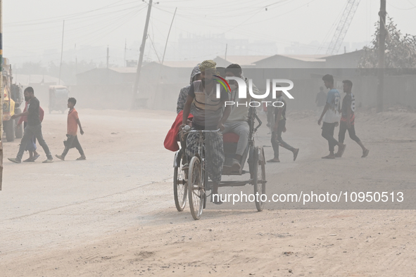 People Make Their Move In A Dusty Busy Road In Dhaka City, Bangladesh, On January 30, 2024. Dhaka City's Air Was Classified As 'very Unhealt...