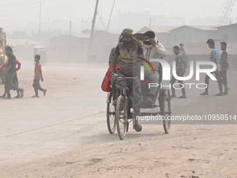 People Make Their Move In A Dusty Busy Road In Dhaka City, Bangladesh, On January 30, 2024. Dhaka City's Air Was Classified As 'very Unhealt...