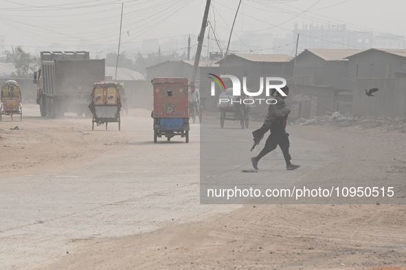 People Make Their Move In A Dusty Busy Road In Dhaka City, Bangladesh, On January 30, 2024. Dhaka City's Air Was Classified As 'very Unhealt...