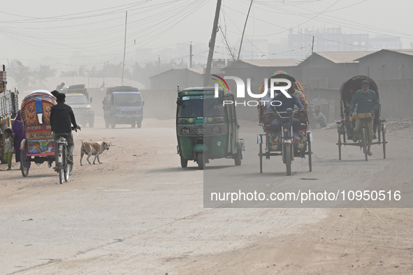 People Make Their Move In A Dusty Busy Road In Dhaka City, Bangladesh, On January 30, 2024. Dhaka City's Air Was Classified As 'very Unhealt...