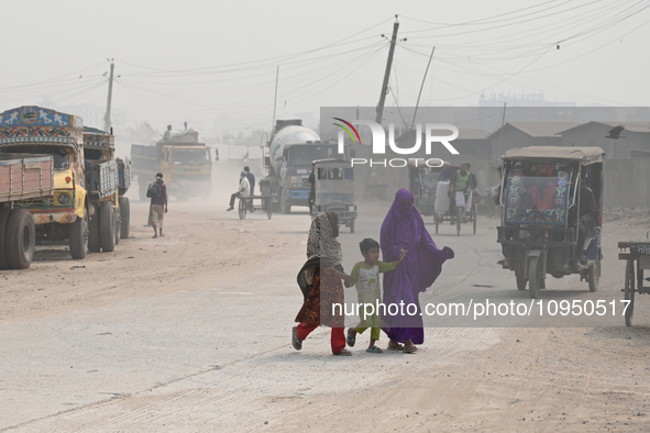 People Make Their Move In A Dusty Busy Road In Dhaka City, Bangladesh, On January 30, 2024. Dhaka City's Air Was Classified As 'very Unhealt...