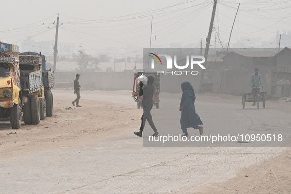 People Make Their Move In A Dusty Busy Road In Dhaka City, Bangladesh, On January 30, 2024. Dhaka City's Air Was Classified As 'very Unhealt...