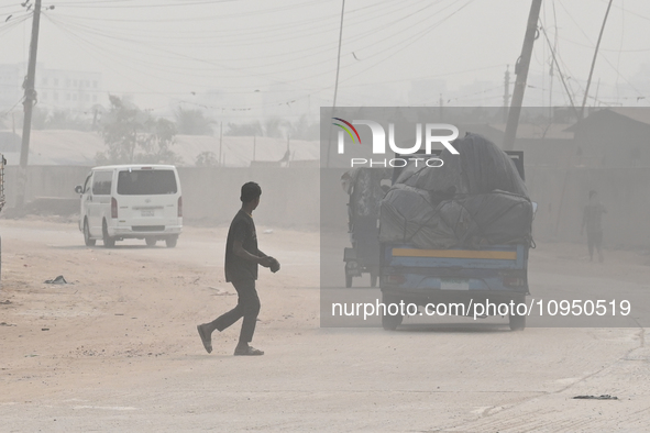 People Make Their Move In A Dusty Busy Road In Dhaka City, Bangladesh, On January 30, 2024. Dhaka City's Air Was Classified As 'very Unhealt...