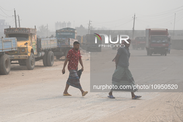 People Make Their Move In A Dusty Busy Road In Dhaka City, Bangladesh, On January 30, 2024. Dhaka City's Air Was Classified As 'very Unhealt...