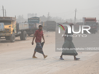 People Make Their Move In A Dusty Busy Road In Dhaka City, Bangladesh, On January 30, 2024. Dhaka City's Air Was Classified As 'very Unhealt...