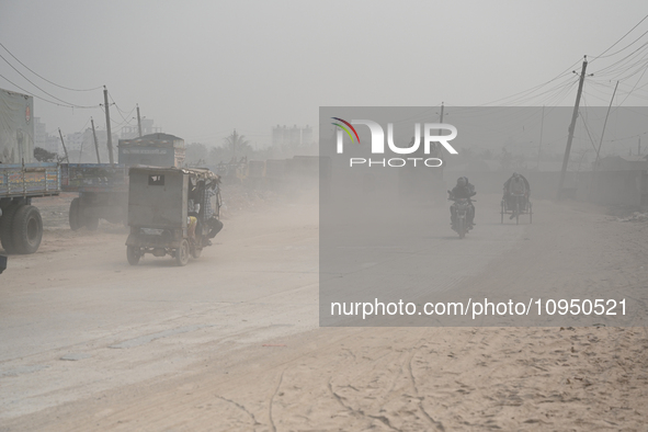 People Make Their Move In A Dusty Busy Road In Dhaka City, Bangladesh, On January 30, 2024. Dhaka City's Air Was Classified As 'very Unhealt...