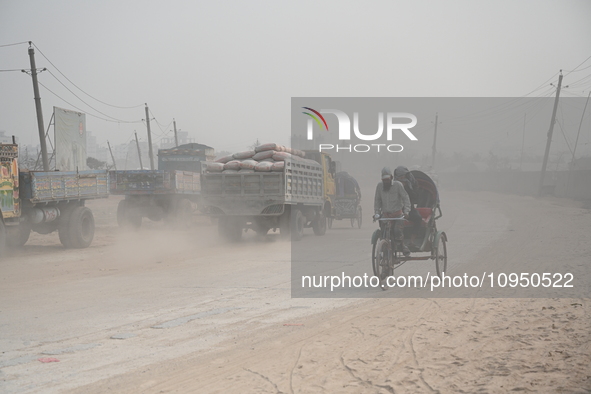 People Make Their Move In A Dusty Busy Road In Dhaka City, Bangladesh, On January 30, 2024. Dhaka City's Air Was Classified As 'very Unhealt...