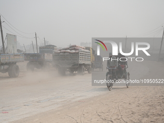 People Make Their Move In A Dusty Busy Road In Dhaka City, Bangladesh, On January 30, 2024. Dhaka City's Air Was Classified As 'very Unhealt...